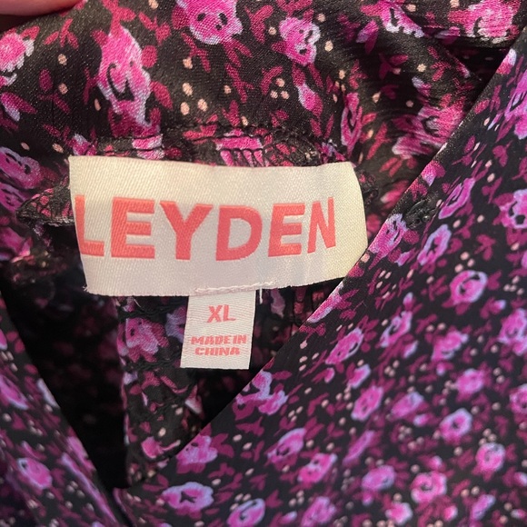 Leyden beautiful purple blouse size XL. Smocking at bottom - Picture 2 of 3
